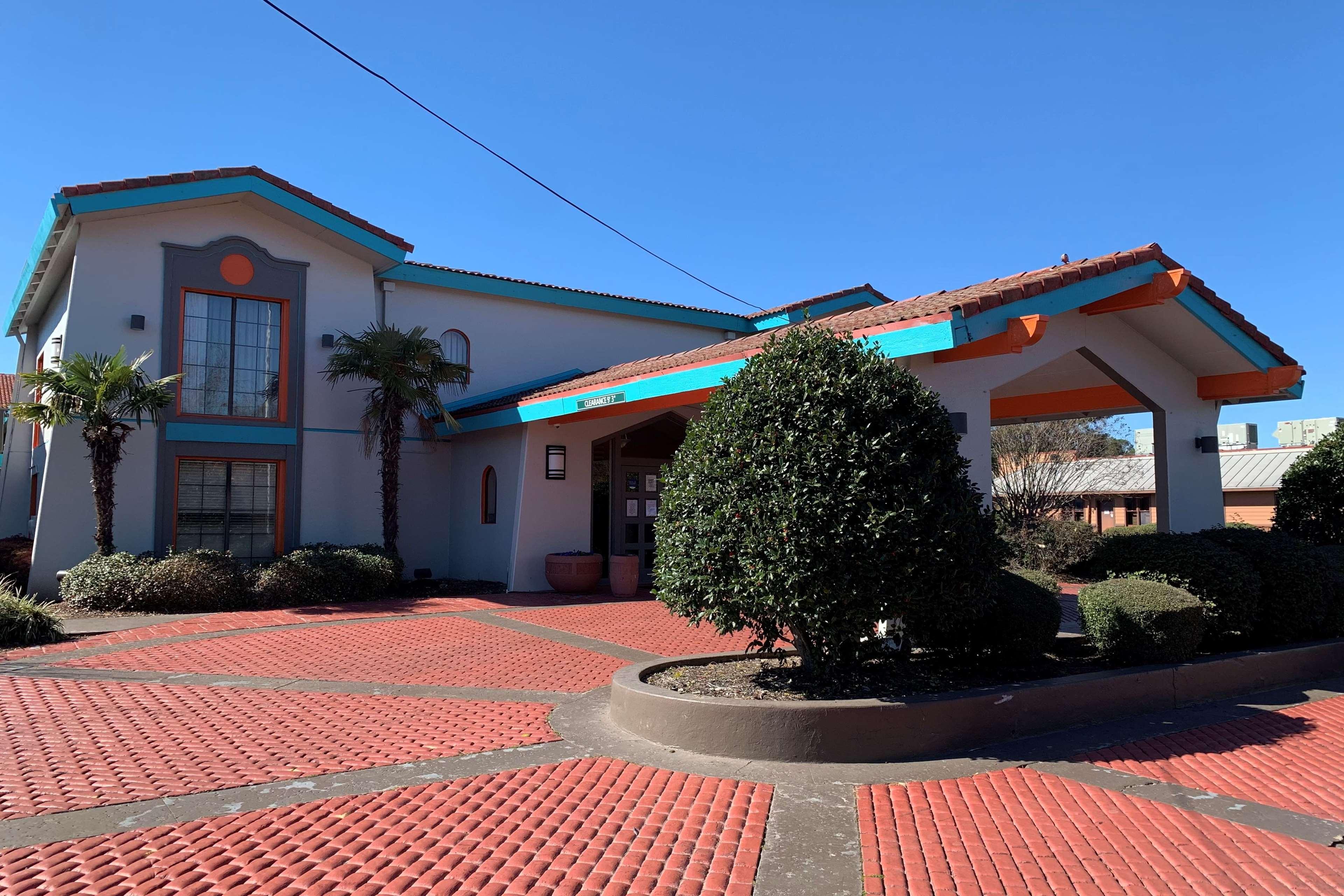 Howard Johnson By Wyndham Columbus Fort Moore Extérieur photo