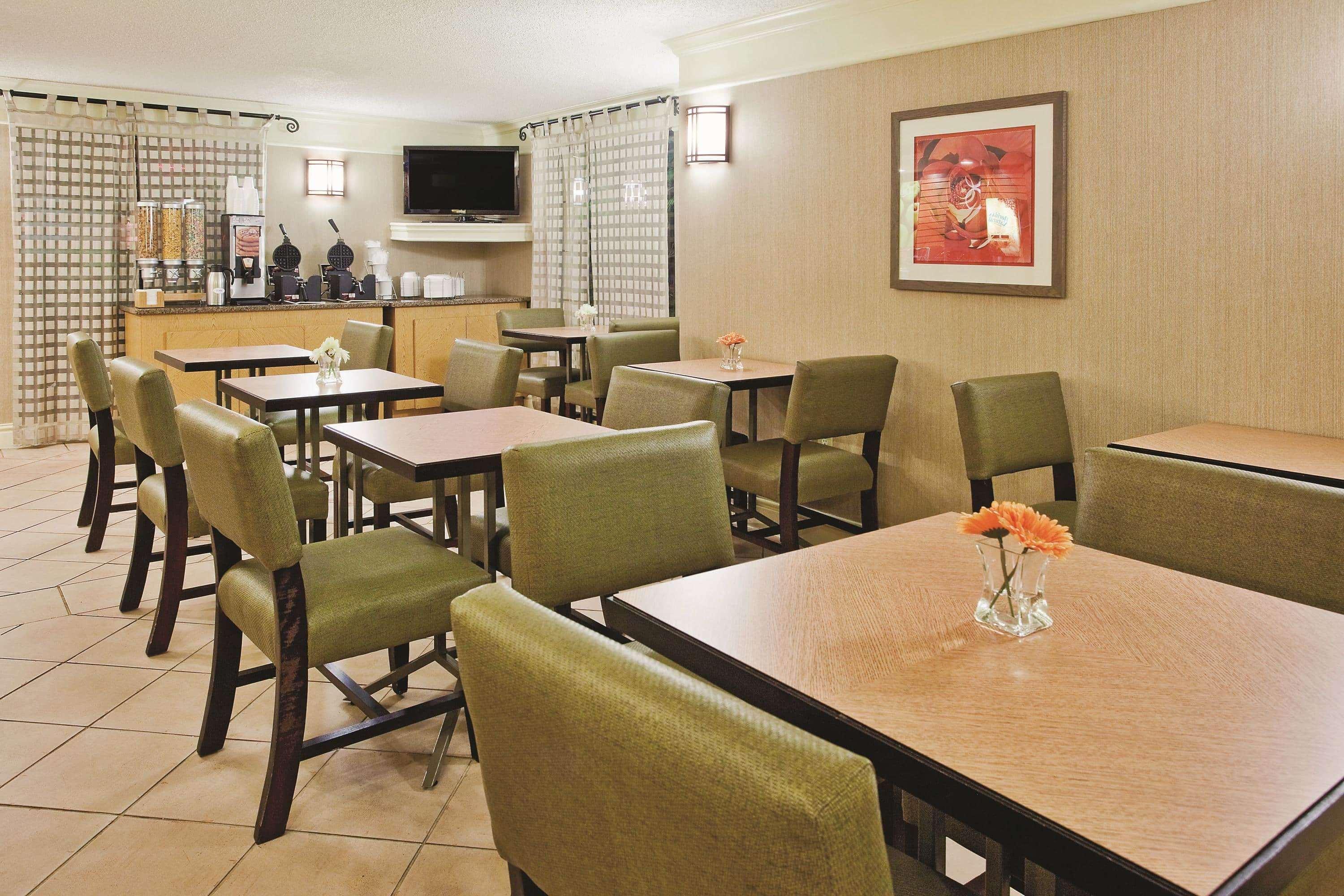 Howard Johnson By Wyndham Columbus Fort Moore Extérieur photo