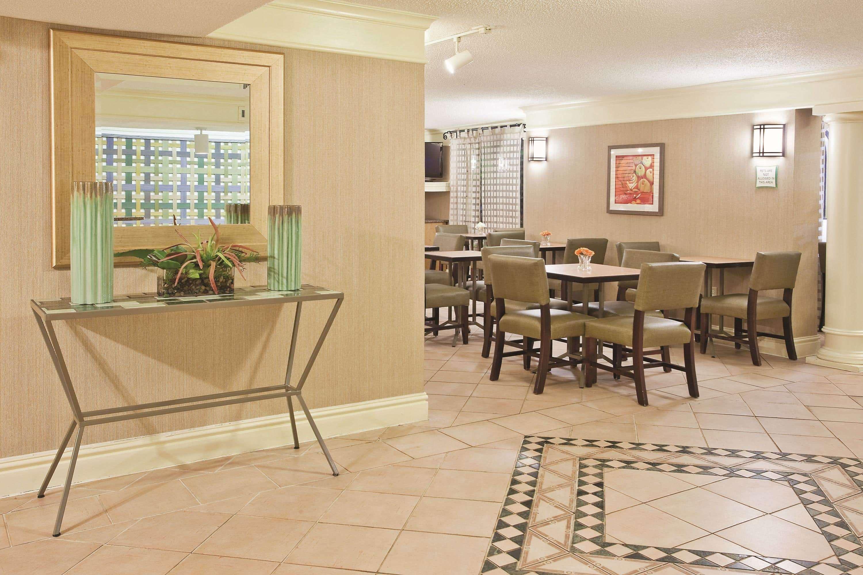 Howard Johnson By Wyndham Columbus Fort Moore Extérieur photo