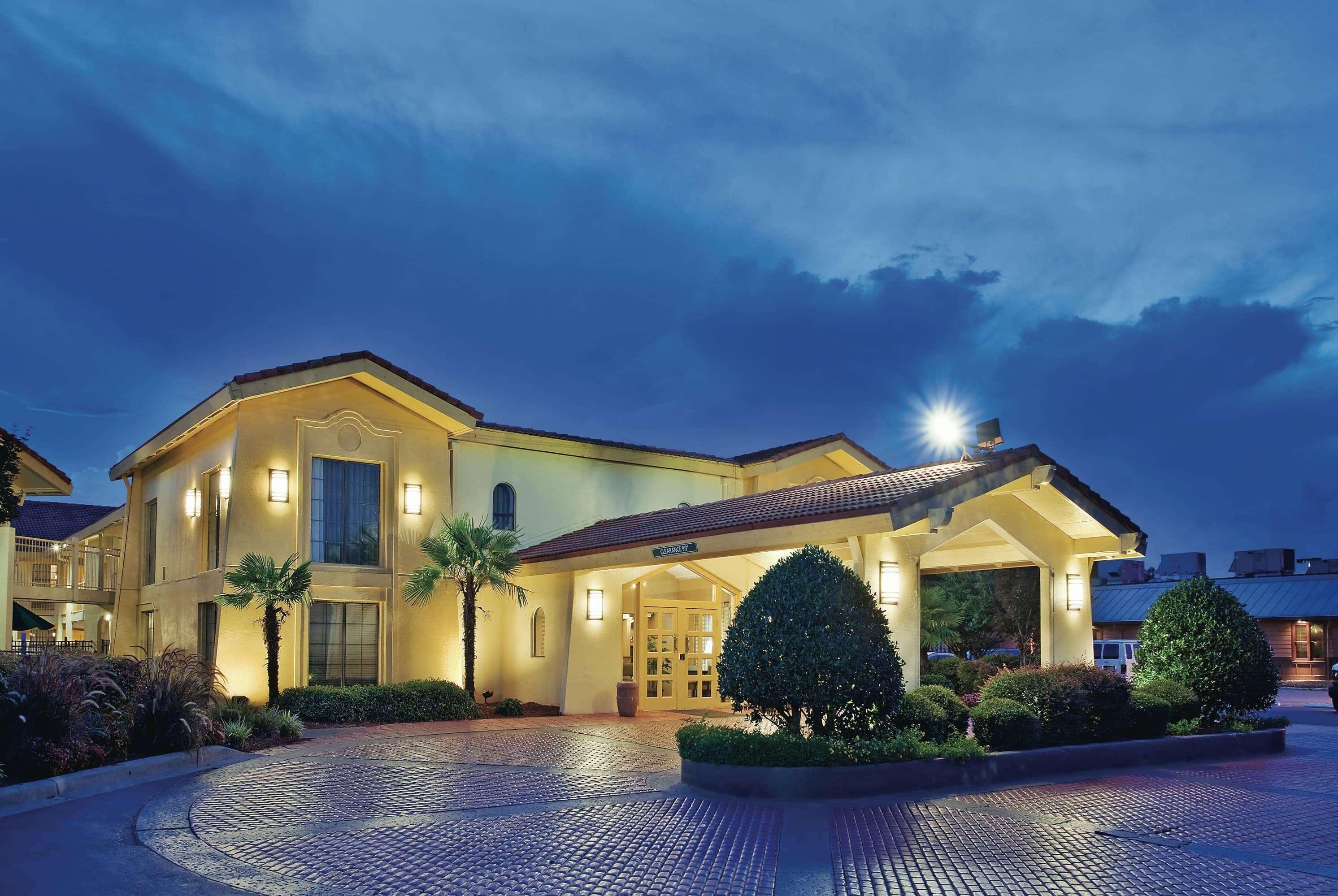 Howard Johnson By Wyndham Columbus Fort Moore Extérieur photo