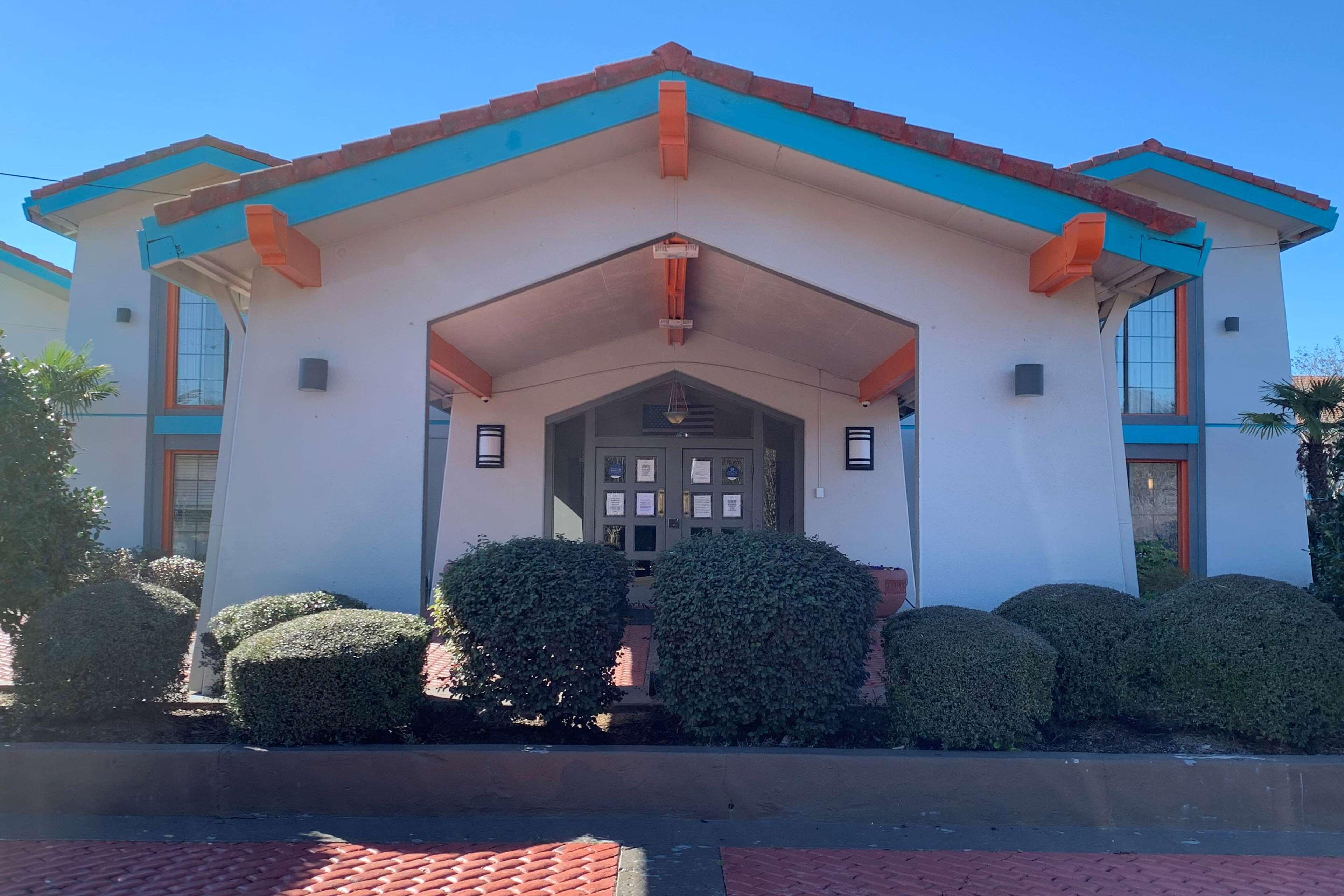 Howard Johnson By Wyndham Columbus Fort Moore Extérieur photo